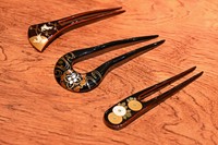 店内には美しいかんざしなどの髪飾りがならびます