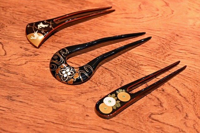 店内には美しいかんざしなどの髪飾りがならびます