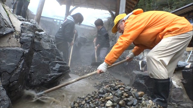 汚れを落として迎春準備　湯原温泉「砂湯」の大掃除　岡山・真庭市