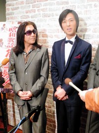 舞台あいさつを行った（左から）武内享、山内惠介＝2013年