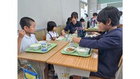 伊吹小中学校と瀬戸田小学校が合同で給食