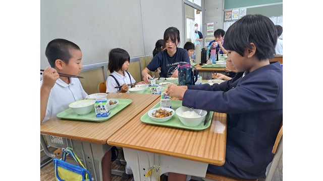 伊吹小中学校と瀬戸田小学校が合同で給食