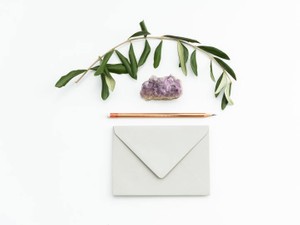 お葬式で泣かなかったのは私だけ。「早く切手を買っていれば」