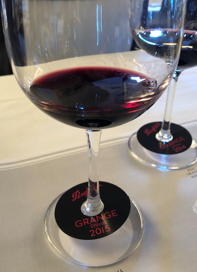 ウェルズさんが手掛けた最高級ワイン「グランジ2015」＝大阪市内