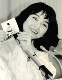「入籍しました」と写真を手に笑顔の石川ひとみ＝1993年
