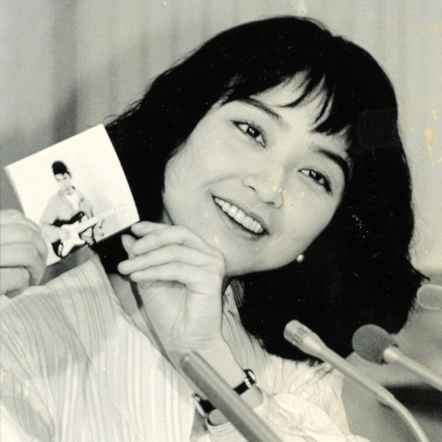 「入籍しました」と写真を手に笑顔の石川ひとみ＝1993年