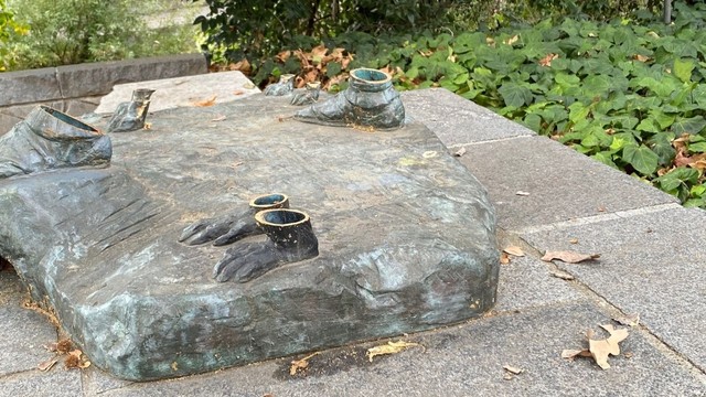 盗難被害にあった桃太郎像の台座部分　アメリカ・サンノゼ市（岡山市提供）