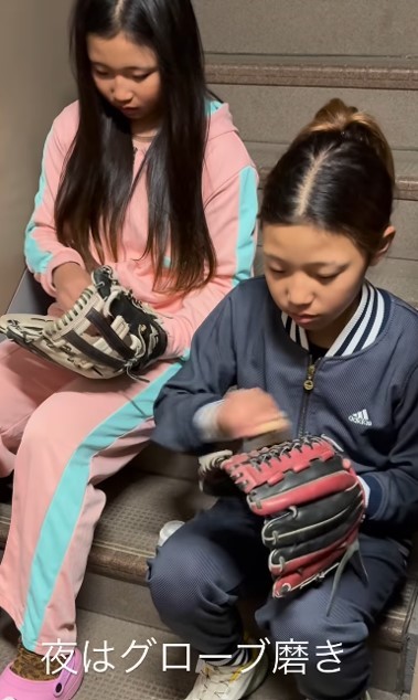 夜はグローブ磨きと野球三昧！（提供：＠nico_sui_さん）
