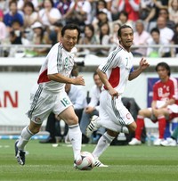 中田英寿氏（右）が主催した親善試合「ＴＡＫＥ　ＡＣＴＩＯＮ！２００８」に参加し、ドリブルで攻め上がる当時64歳の釜本邦茂氏＝横浜市の日産スタジアム（2008年6月7日）