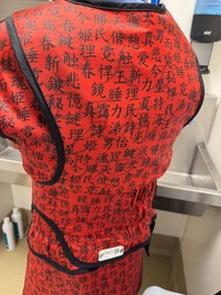 全体に漢字が書かれた防護服。それはまるで『耳なし芳一』のよう。 ※月岡祐介さん提供