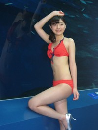 水着姿でポーズを取る安田聖愛=2011年