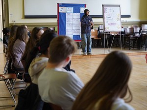 民主主義「初めの一歩」は生徒会　校長選びにも参加するドイツ、外部団体が支援　　