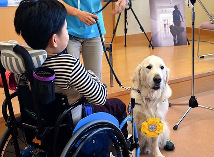 子どもたちと誕生日のお祝いをしたベイリー＝神奈川県立こども医療センター