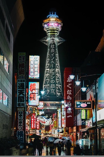 人力発電でライトアップされた通天閣