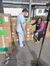 ウクライナで医療物資を管理する赤十字国際委員会の関係者（赤十字国際委員会提供）
