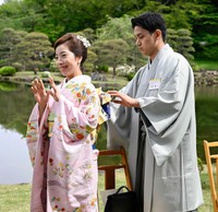 春の園遊会で三浦璃来選手（左）の帯を直す五輪フィギュアスケート・ペアの木原龍一選手=2026年4月17日