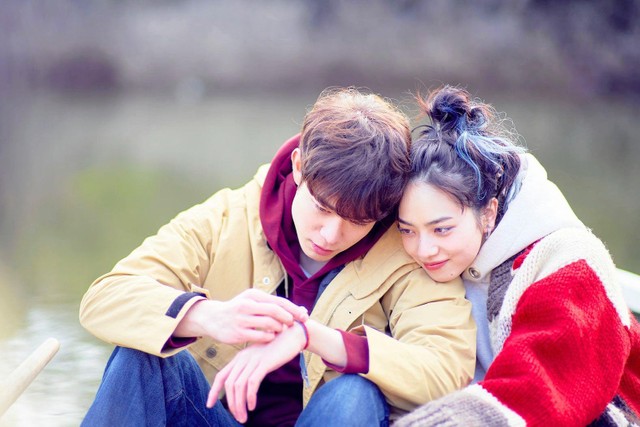 等役の宮沢氷魚（左）とさつき役の小松菜奈＝（Ｃ）２０２１映画「ムーンライト・シャドウ」製作委員会