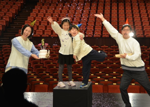 和さん（中央左）の手術から５年の節目を祝い、ポーズを取る田川さん一家