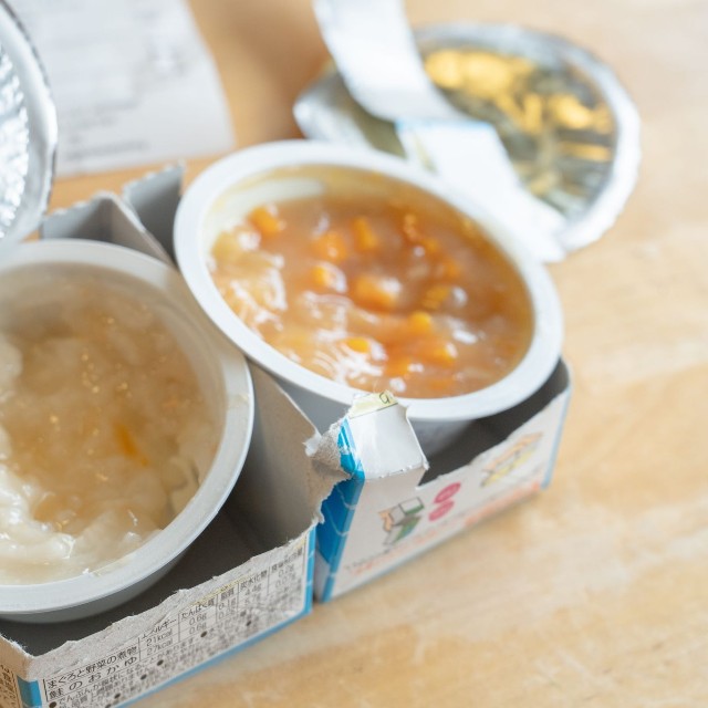 パウチ（袋入り）やカップ型など持ち運びに便利な離乳食が登場している　※画像はイメージです（KTK Creatives@stock.adobe.com）