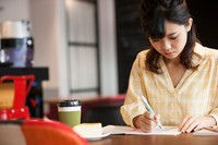 カフェでの勉強 ※画像はイメージです（UTS/stock.adobe.com）