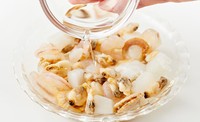 調理の前に酒をふって5分おく（出典：ニチレイフーズ「食」ライフハックメディア「ほほえみごはん」）