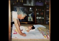 赤ちゃんの頃のきょうやさんと祖父／きょうやさん（@rakyo.8）提供