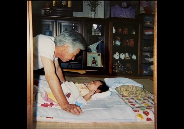 赤ちゃんの頃のきょうやさんと祖父／きょうやさん（@rakyo.8）提供