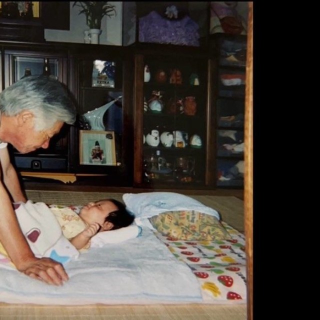 赤ちゃんの頃のきょうやさんと祖父／きょうやさん（@rakyo.8）提供