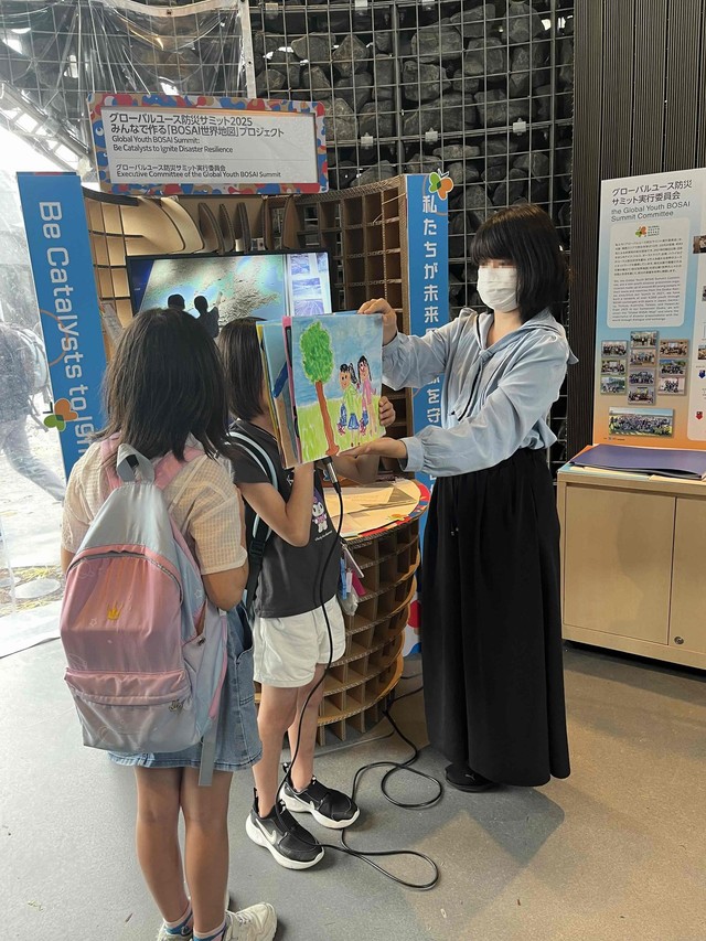 手製の紙芝居は「グローバルユース防災サミット2025」でも披露された（画像提供：津上さん）