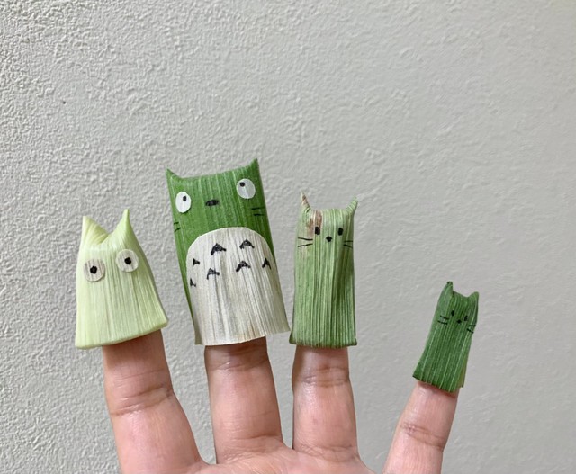 トウモロコシの皮で作った猫型の指人形／inoriさん（@kusabanaasobi）提供