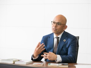 ファミリーマート 代表取締役社長 細見研介さんの本棚 人生のキーワードは「旅」と「冒険」