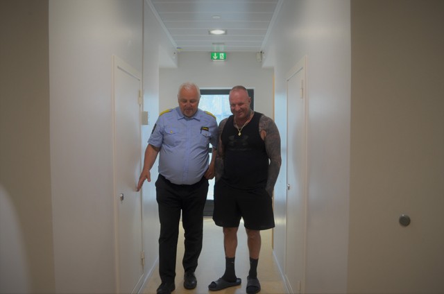 ハルデン刑務所のアーレ・フイダル所長（左）と話す受刑者