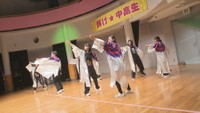中学生がダンスを披露