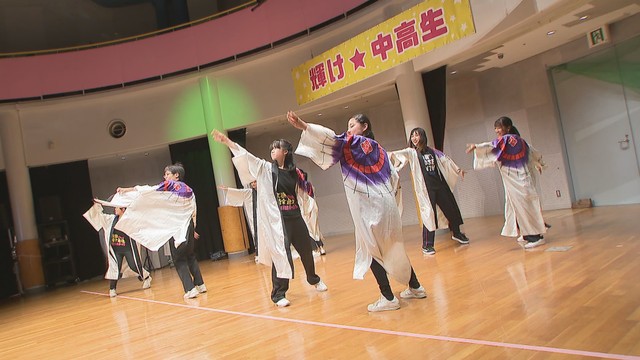 中学生がダンスを披露