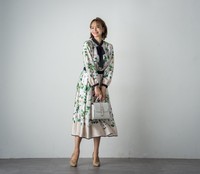 神戸のブランド「ビアッジョブルー」のカメリアプリントワンピース（ジャヴァコーポレーション提供）