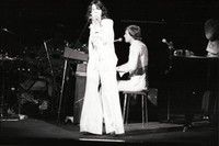 ロジャー・ニコルスの提供曲でも大ヒットを記録したカーペンターズ。来日公演でも人気を博した＝大阪・フェスティバルホール（1974年6月撮影）