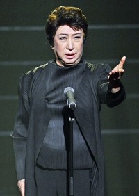 当時77歳の史上最年長で初出場を果たした2012年の「NHK紅白歌合戦」で、自作の「ヨイトマケの唄」を黒い髪と衣装で熱唱した美輪明宏さん