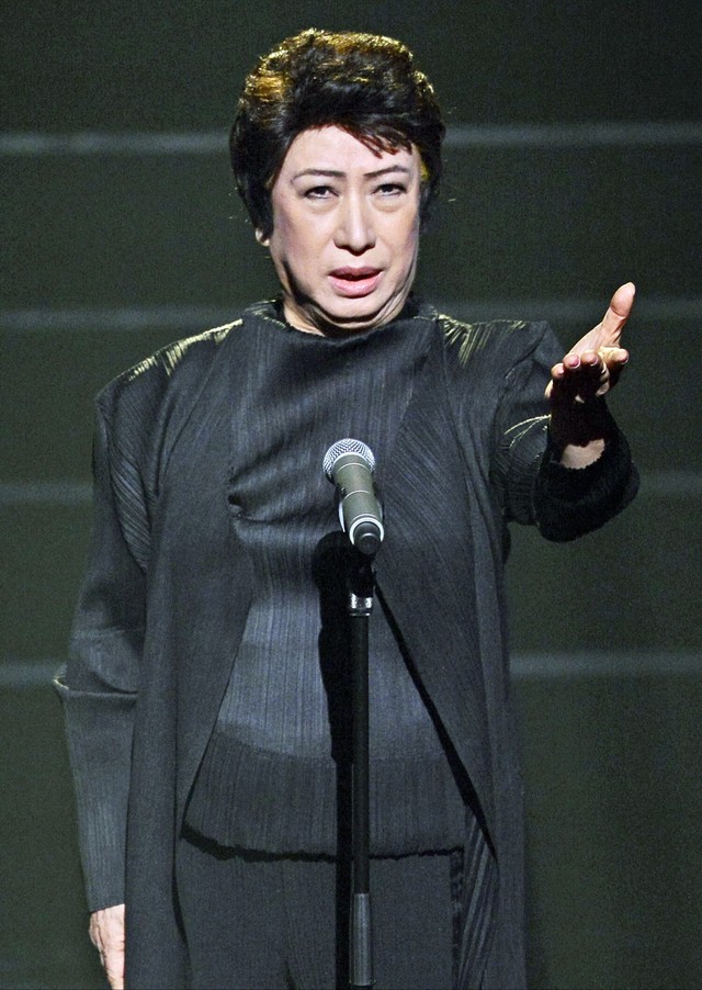 当時77歳の史上最年長で初出場を果たした2012年の「NHK紅白歌合戦」で、自作の「ヨイトマケの唄」を黒い髪と衣装で熱唱した美輪明宏さん