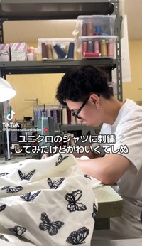 大量の蝶の刺繍を縫う投稿主／Saika Shomaさん（@shomasaikashishu）提供