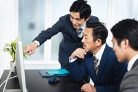 上下関係にとらわれない社風がチーム力を高める　※画像はイメージです(metamorworks/stock.adobe.com)