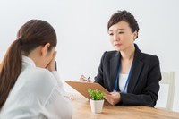 親族への連絡に不安がある場合は、事情を伝えましょう※画像はイメージです（buritora/stock.adobe.com）