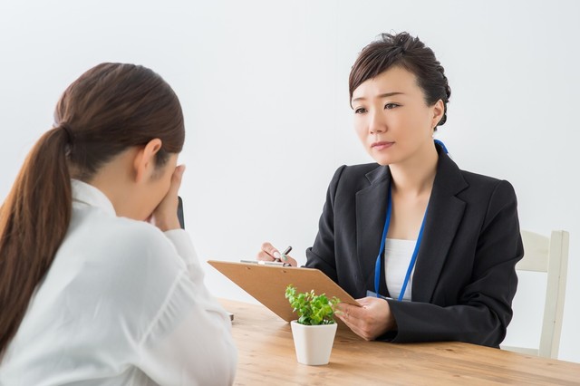 親族への連絡に不安がある場合は、事情を伝えましょう※画像はイメージです（buritora/stock.adobe.com）