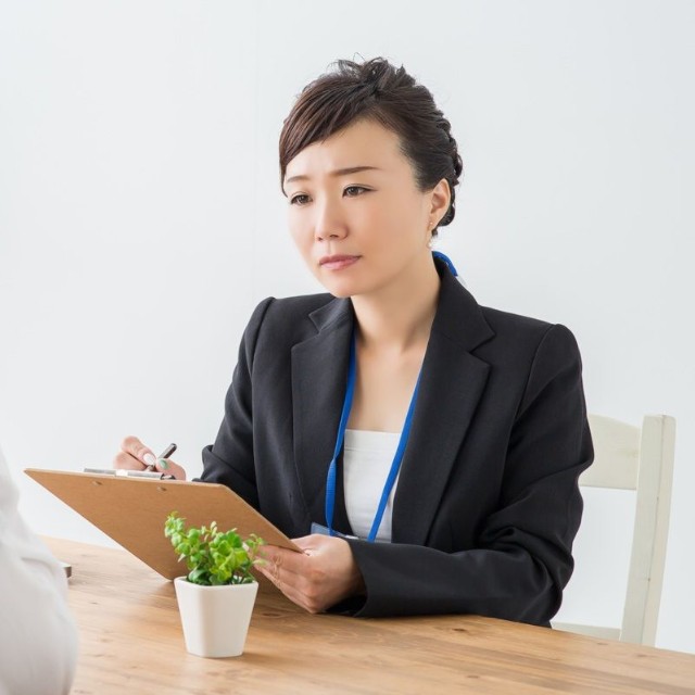 親族への連絡に不安がある場合は、事情を伝えましょう※画像はイメージです（buritora/stock.adobe.com）