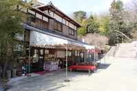 鳥居のすぐそばにある授与所＝岡山県備前市、田倉牛神社