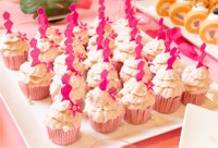 おすすめスイーツベスト1の「ピーチドレスカップケーキ」（おやつタウン提供）