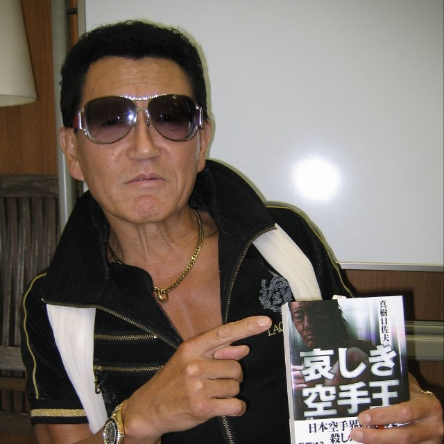 著書を手に兄・梶原一騎への想いを語った真樹日佐夫氏（2010年撮影）
