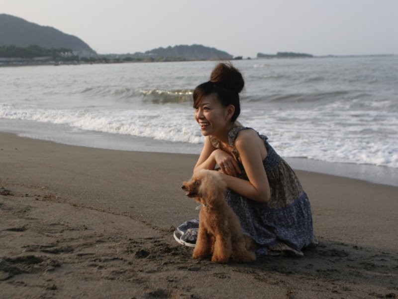 つむぎと海辺を訪れた時（舞坂さん提供）