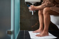 旦那さんのトイレは長いですか？※画像はイメージです（Yakobchuk Olena/stock.adobe.com）