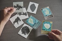 裏面は島のシルエットをデザイン。離島の名前を当てる「シルエットクイズ」として遊べる