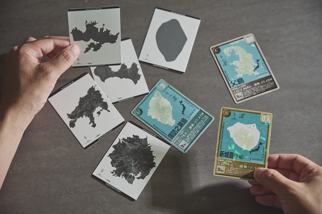 裏面は島のシルエットをデザイン。離島の名前を当てる「シルエットクイズ」として遊べる